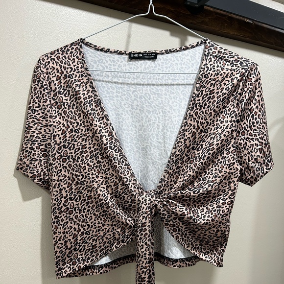 Cheetah Print Wrap-Around cropped Tee - Picture 3 of 3